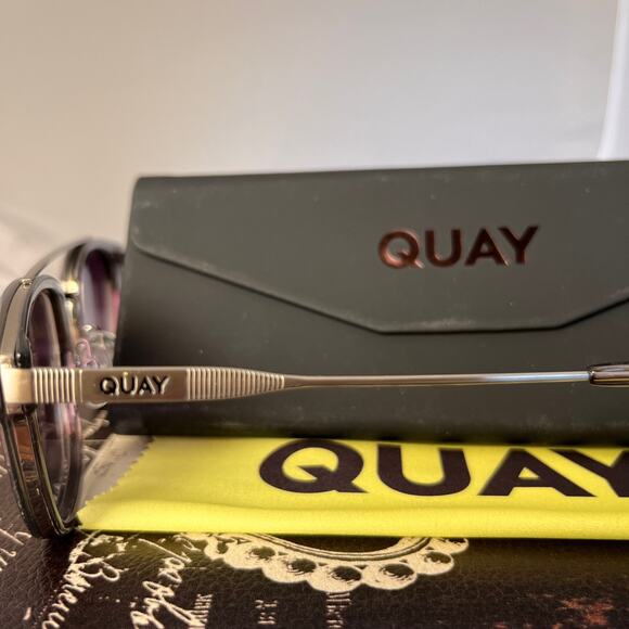 QUAY Sunglasses Getaway in Gray Frames, Gray Smoke lens NEW - Picture 5 of 9